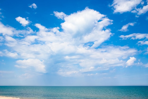 Weiße Wolken des blauen Himmels auf Natursommerwetterhintergrund