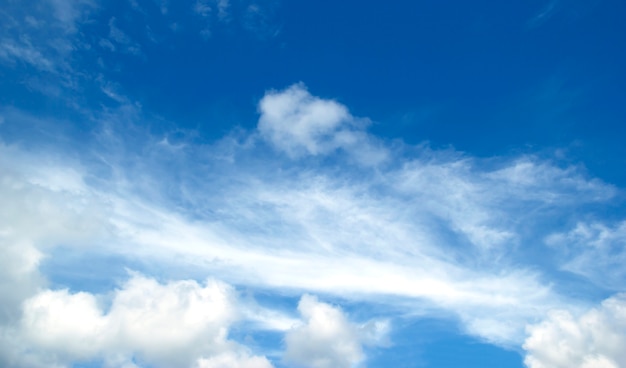 Weiße Wolken des blauen Himmels