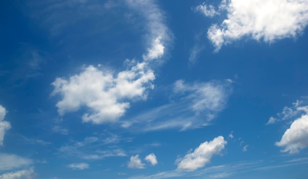 Weiße Wolken des blauen Himmels