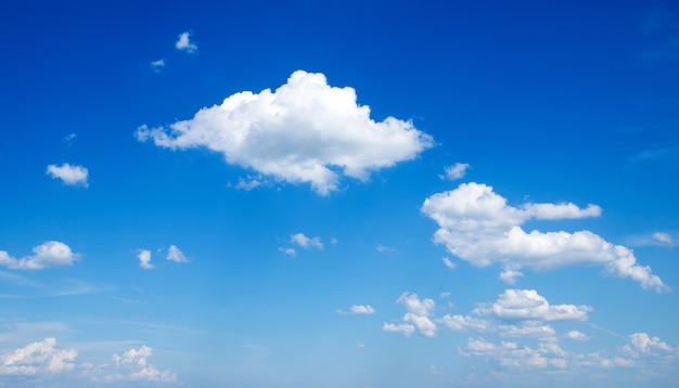 Weiße Wolken gegen blauen Himmel