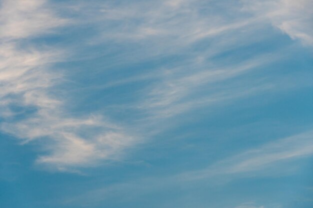weiße Wolken gegen einen blauen Himmel