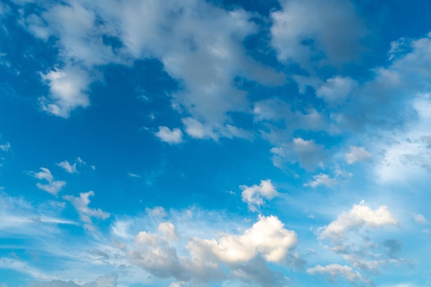 weiße Wolken gegen einen blauen Himmel