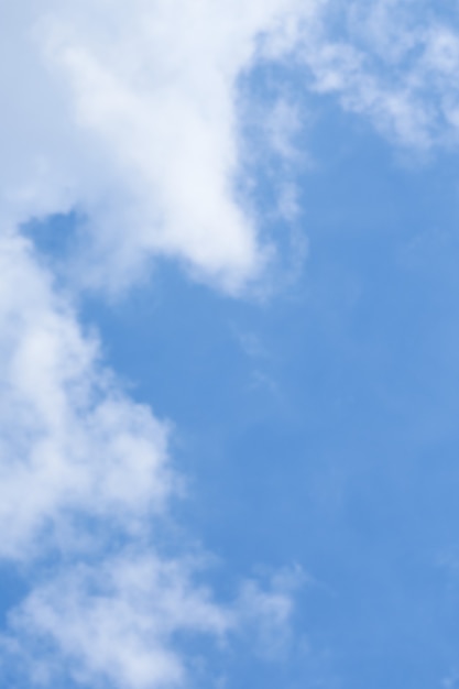 Weiße Wolken im blauen Himmel als Hintergrund.