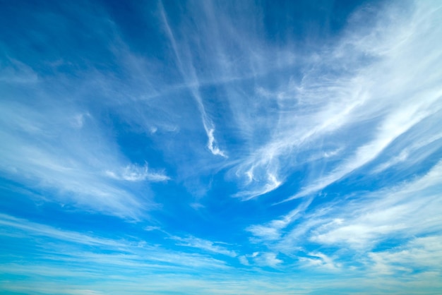 Weiße Wolken im blauen Himmel Schöner natürlicher Hintergrund