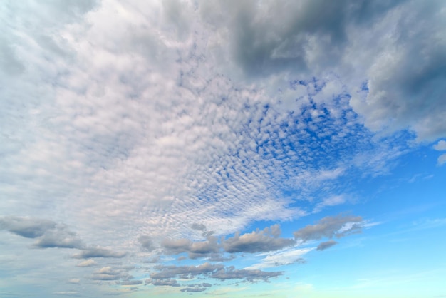 Weiße Wolken im blauen Himmel Schöner natürlicher Hintergrund