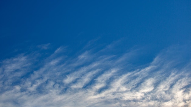 Weiße Wolken im blauen Himmel Schönheit der Naturlandschaft in den Wolken