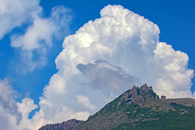 Weiße Wolken im blauen Himmel Schönheit der Naturlandschaft in den Wolken