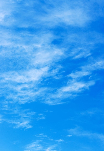 weiße Wolken im blauen Himmel