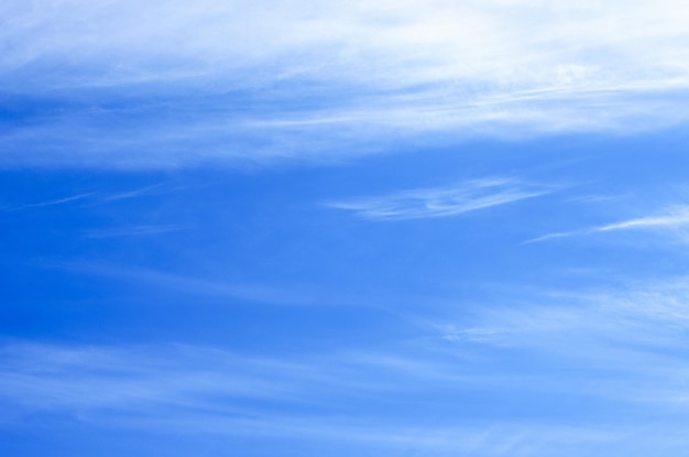 weiße Wolken im blauen Himmel