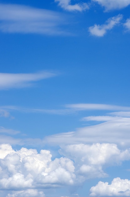 weiße Wolken im blauen Himmel