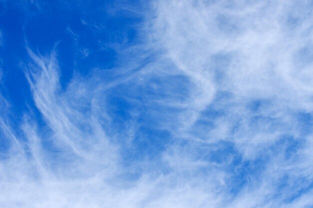 weiße Wolken im blauen Himmel