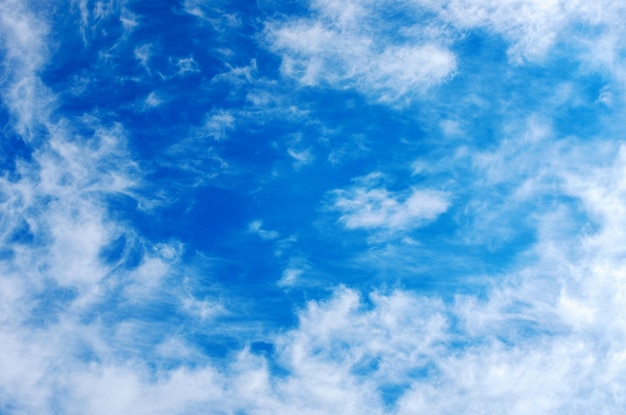 weiße Wolken im blauen Himmel