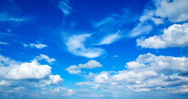 weiße Wolken im blauen Himmel