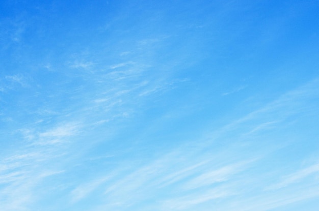 weiße Wolken im blauen Himmel