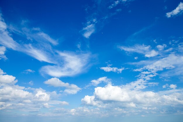 weiße Wolken im blauen Himmel