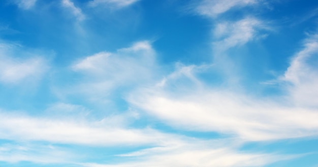 weiße Wolken im blauen Himmel