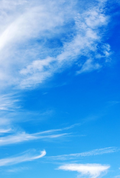 Foto weiße wolken im blauen himmel