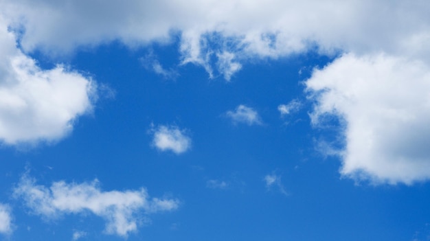 weiße Wolken im blauen Himmel