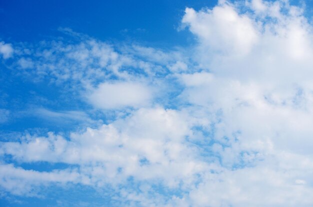 weiße Wolken im blauen Himmel