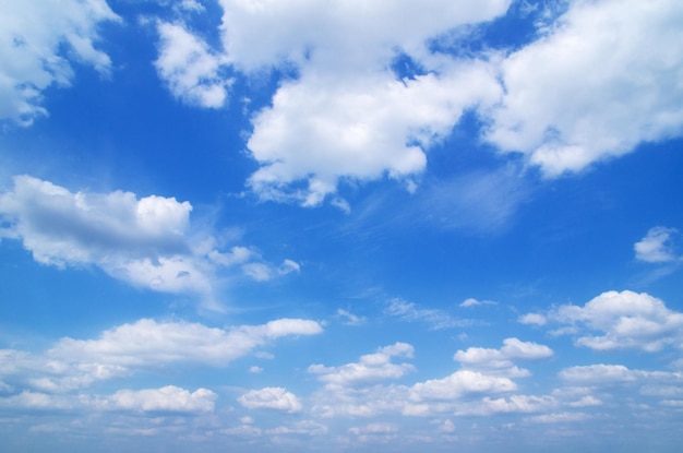 weiße Wolken im blauen Himmel