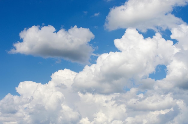 weiße Wolken im blauen Himmel