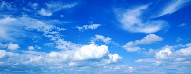 weiße Wolken im blauen Himmel