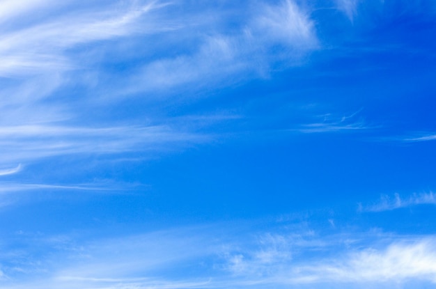 Foto weiße wolken im blauen himmel