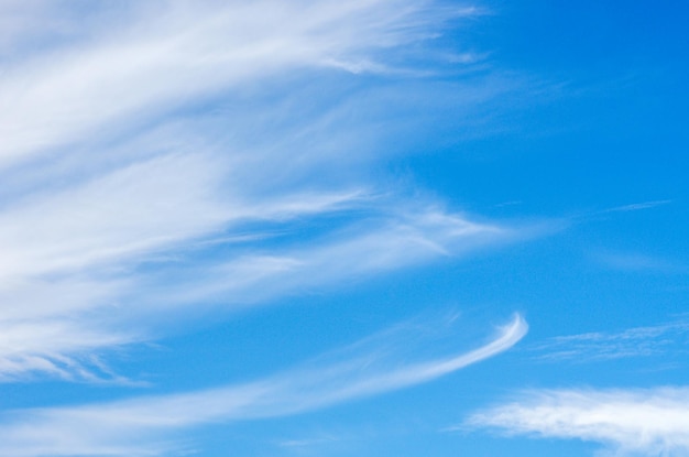 weiße Wolken im blauen Himmel