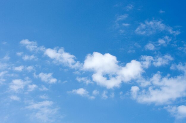 weiße Wolken im blauen Himmel