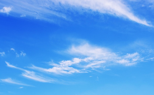 weiße Wolken im blauen Himmel