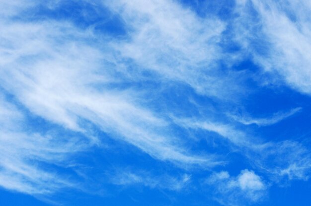 weiße Wolken im blauen Himmel