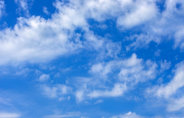 weiße Wolken im blauen Himmel