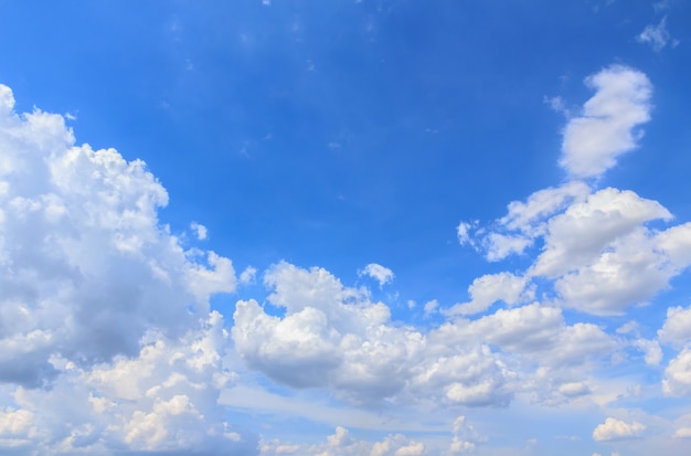 Weiße Wolken im blauen Himmel