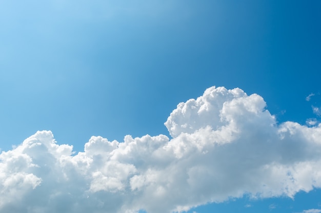 weiße Wolken im blauen Himmel