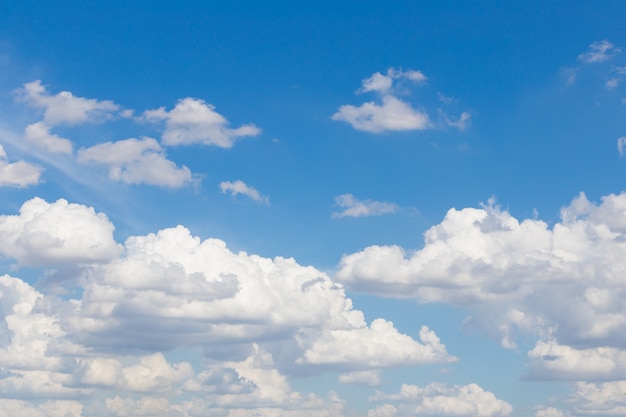 weiße Wolken im blauen Himmel