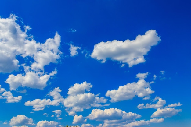 weiße Wolken im blauen Himmel