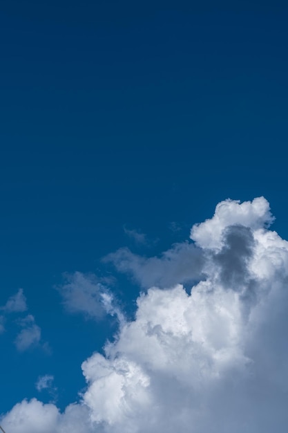 Weiße Wolken im blauen Himmel.