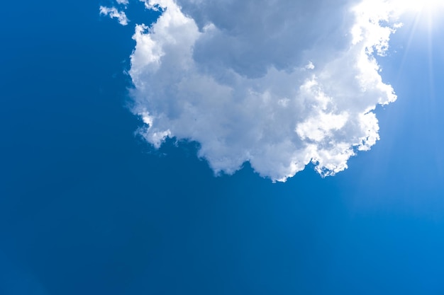 Weiße Wolken im blauen Himmel.