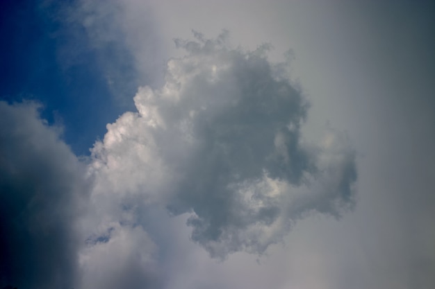 Weiße Wolken im blauen Himmel.