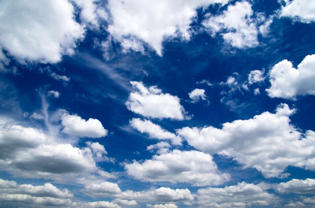 Weiße Wolken im blauen Himmel