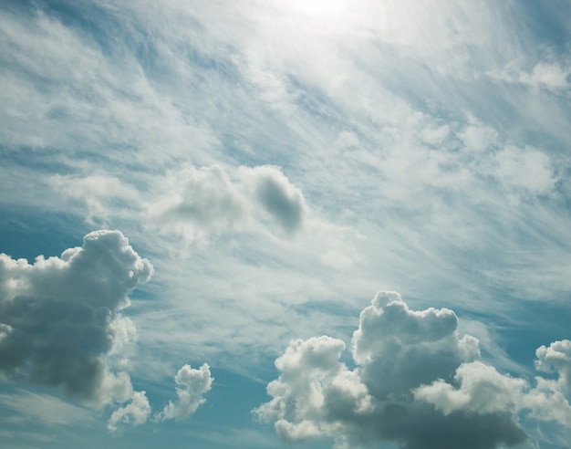 Weiße Wolken in einem blauen hellen Himmel