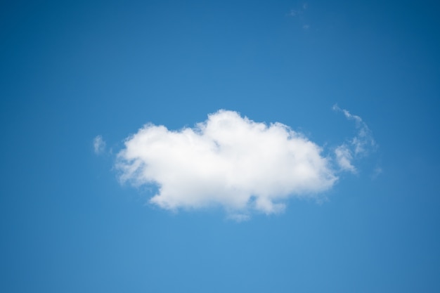 Weiße Wolken mit blauem Himmel