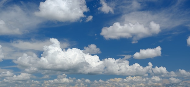 Weiße Wolken mit blauem Himmel