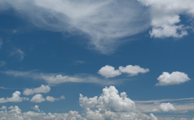 Weiße Wolken mit blauem Himmel