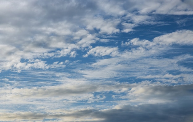 Weiße Wolken mit blauem Himmel