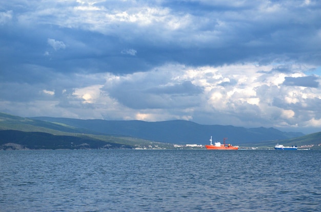 Weiße Wolken schweben über den Gipfeln der Berge Schwarzmeerdamm Serebryakova Novorossiysk