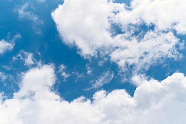 Weiße Wolken schweben über den strahlend blauen Himmel Nahaufnahme