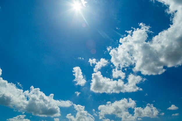 weiße Wolken und blauer Himmel mit Sonnenlicht