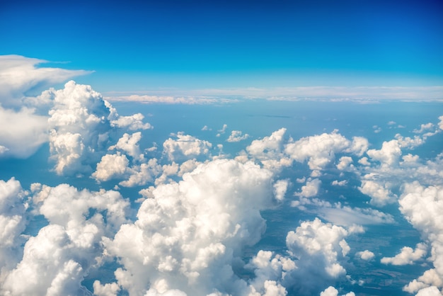 Weiße Wolken und blauer Himmel. Natürlicher Hintergrund