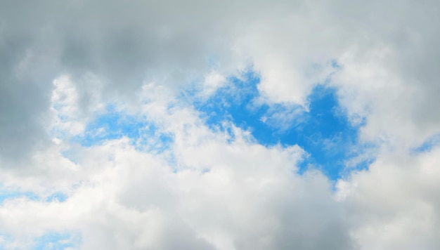 Weiße Wolken und blauer Himmel